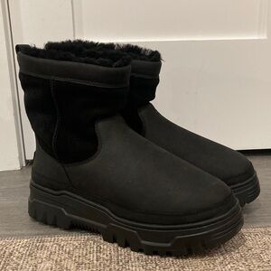 Ugg Heritage Pull-on TrailGazer (Brand New)